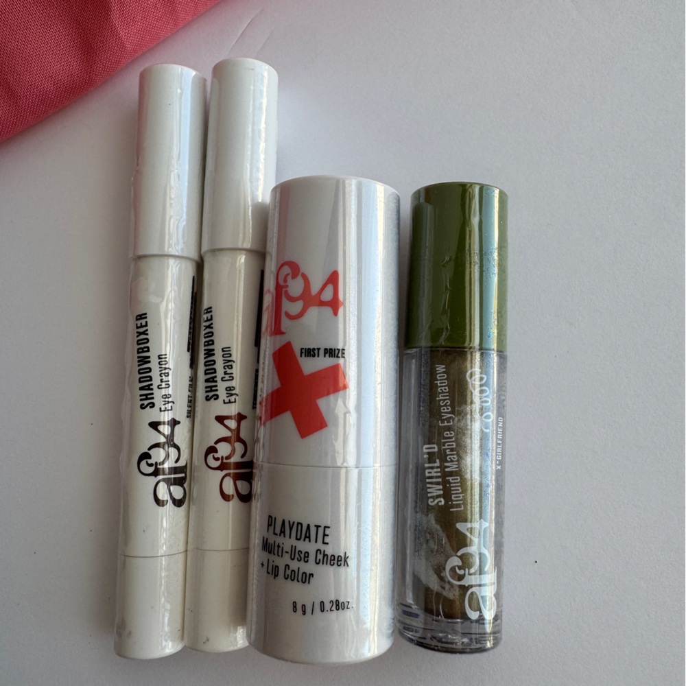 Make up Bundle af94 Brand New. 4 pieces: 2 eye crayons, Multi use and eyeshadow